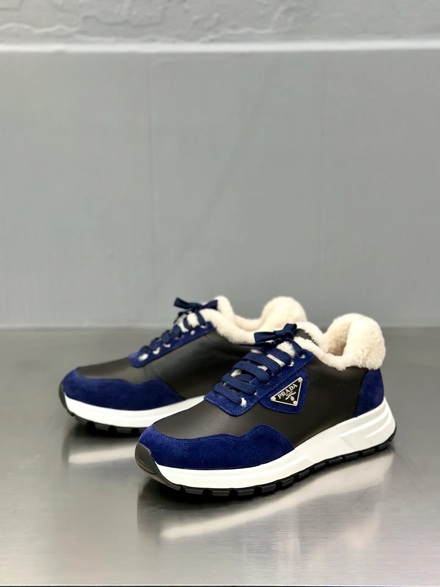 💰780 Prada/Prada men's new wool sneakers. This sneaker presents a modern version, reinterpreting the brand's archive style with clean lines and smooth details. The shoes are made of calf leather and technical fabric, with a triangular metal logo on the outside, bright TPU decoration on the heel, and a longer and padded inner heel design for a more comfortable fit. The tongue is decorated with a silk-screen logo, and is paired with a hollow rubber sole on the heel. The full cowhide lining comes standard with logo cowhide foot pads, making the upper foot taller, more comfortable, and versatile! Comes with full original packaging! Size: 39-40-41-42-43-44 standard leather shoe size (45 can be customized and does not support returns)
